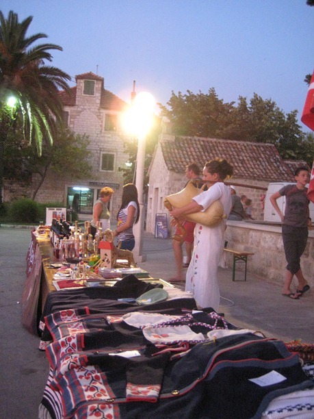 Damerna på torget spelade säckpipa och sålde lokalt producerade varor i Postira