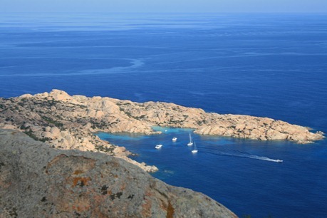 Fra toppen av Isola Caprera ser vi seilbåter i en egen badevik.